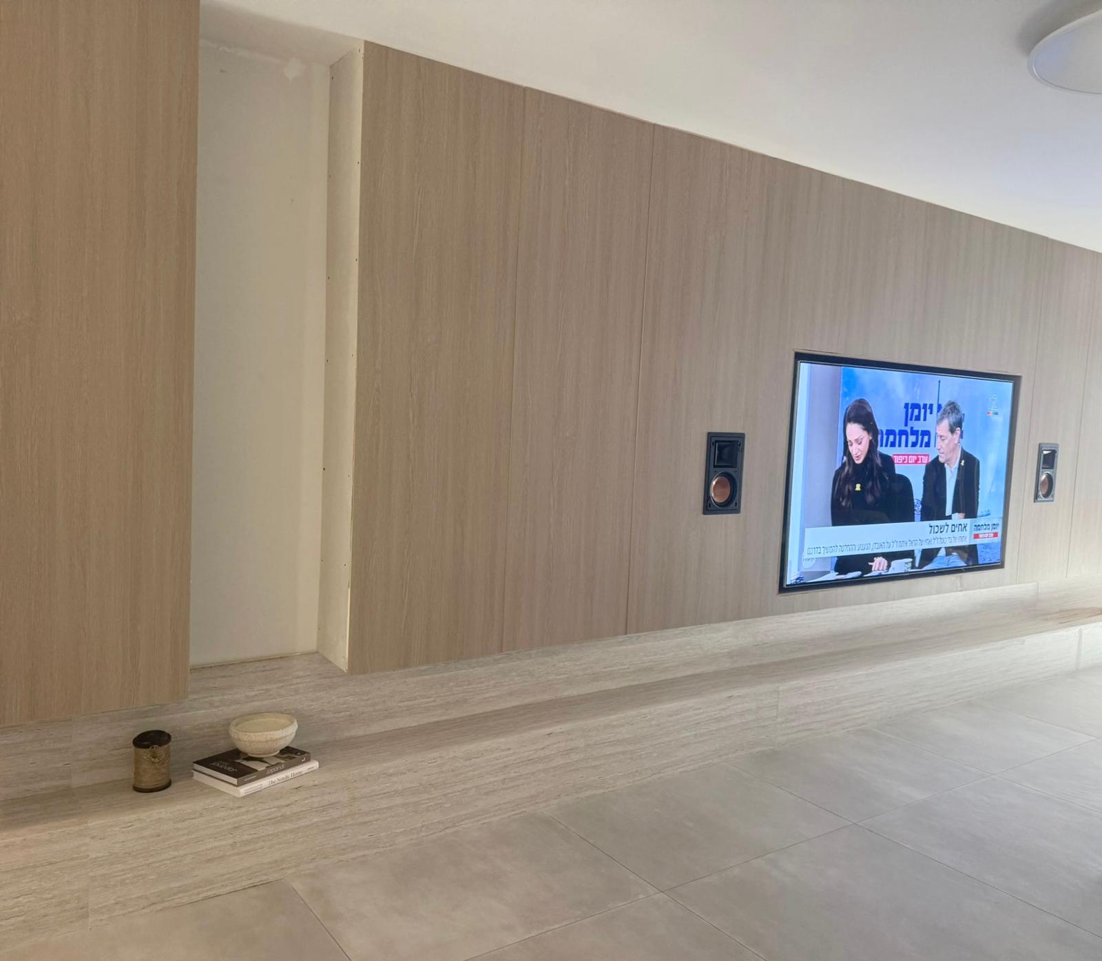 אפור מעושן בשילוב טרוונטין מינרלי